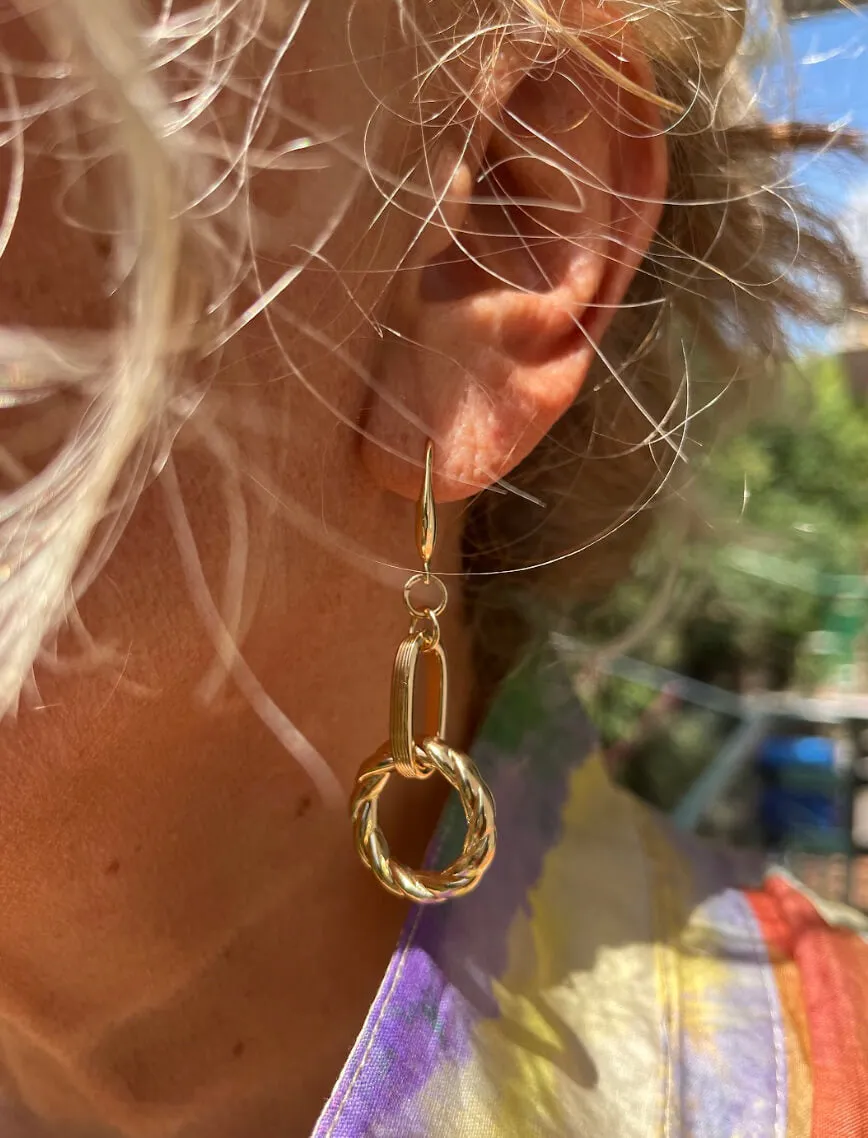 Contemporary Chain-Link Hook Earrings In Gold-Tone